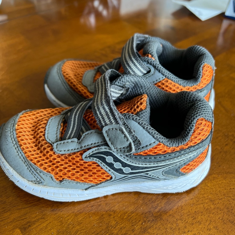 Boys Size 8w Saucony shoes. Velcro strap for easy on/off. Lots of life left.